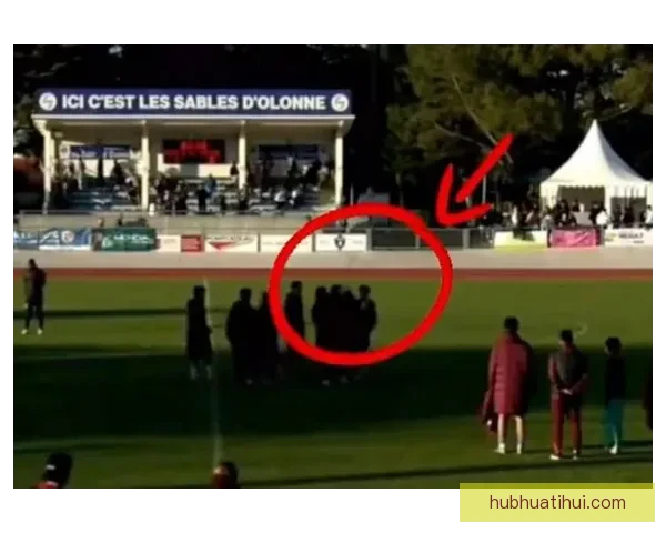 国少助教推搡16岁留洋新星并追骂 球迷要求严惩开除